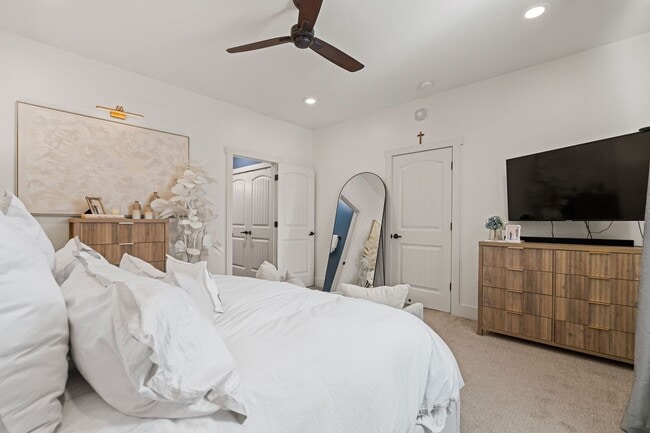 Building Photo - This luxurious townhouse on Cherry St.