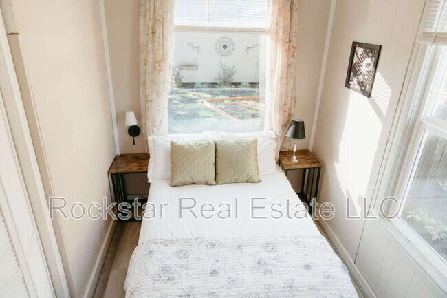 Building Photo - 1307 W Cleveland Ave