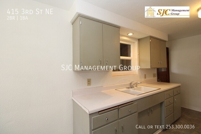 Building Photo - 415 3rd St NE