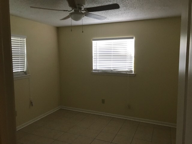 Building Photo - Central 3BR Home