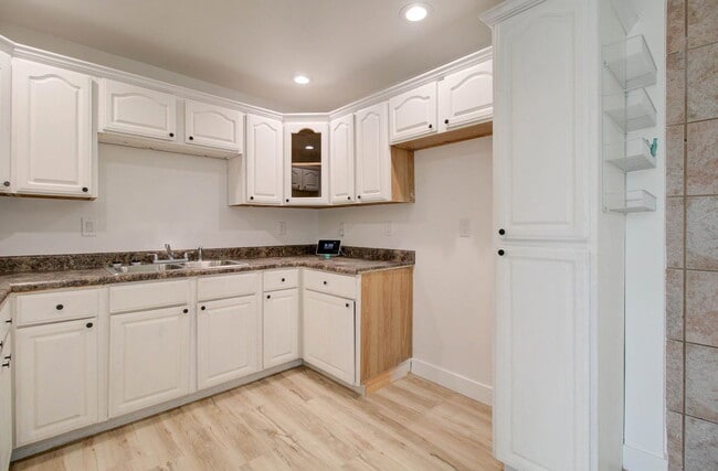 Building Photo - 2539 N 39th Ave