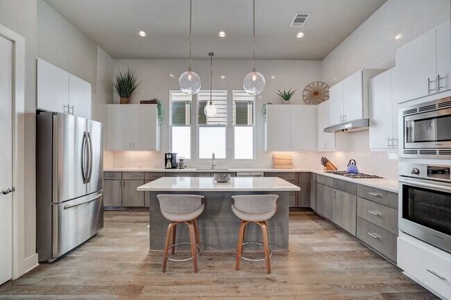 Building Photo - 6205 Seville Dr