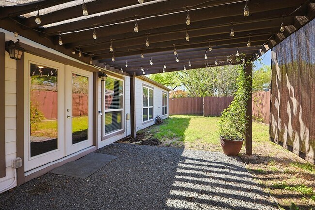 Building Photo - 2214 Holly Knoll St