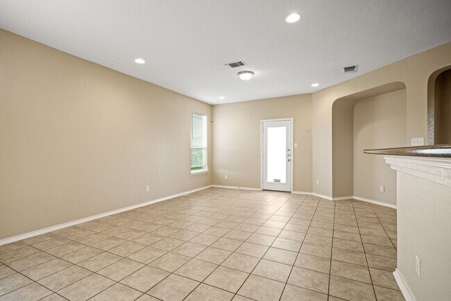 Building Photo - 4 Bedroom/2.5 Bath Mustang Valley Subdivision