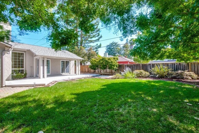 Building Photo - Beautiful 4 bedroom, 3 bath in desirable C...