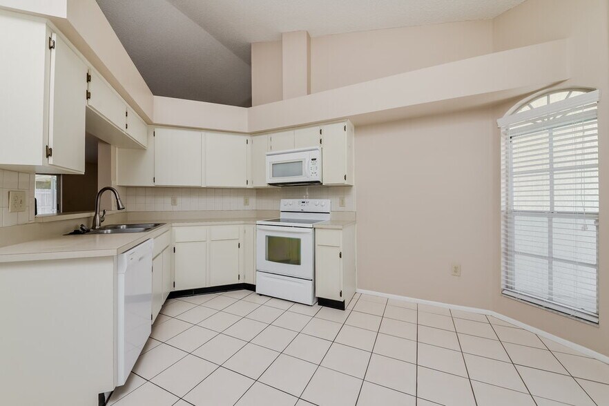 Building Photo - 13203 Pine Creek Cir