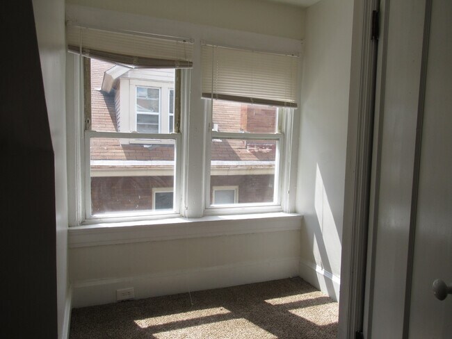 Building Photo - 829 Windham Ave