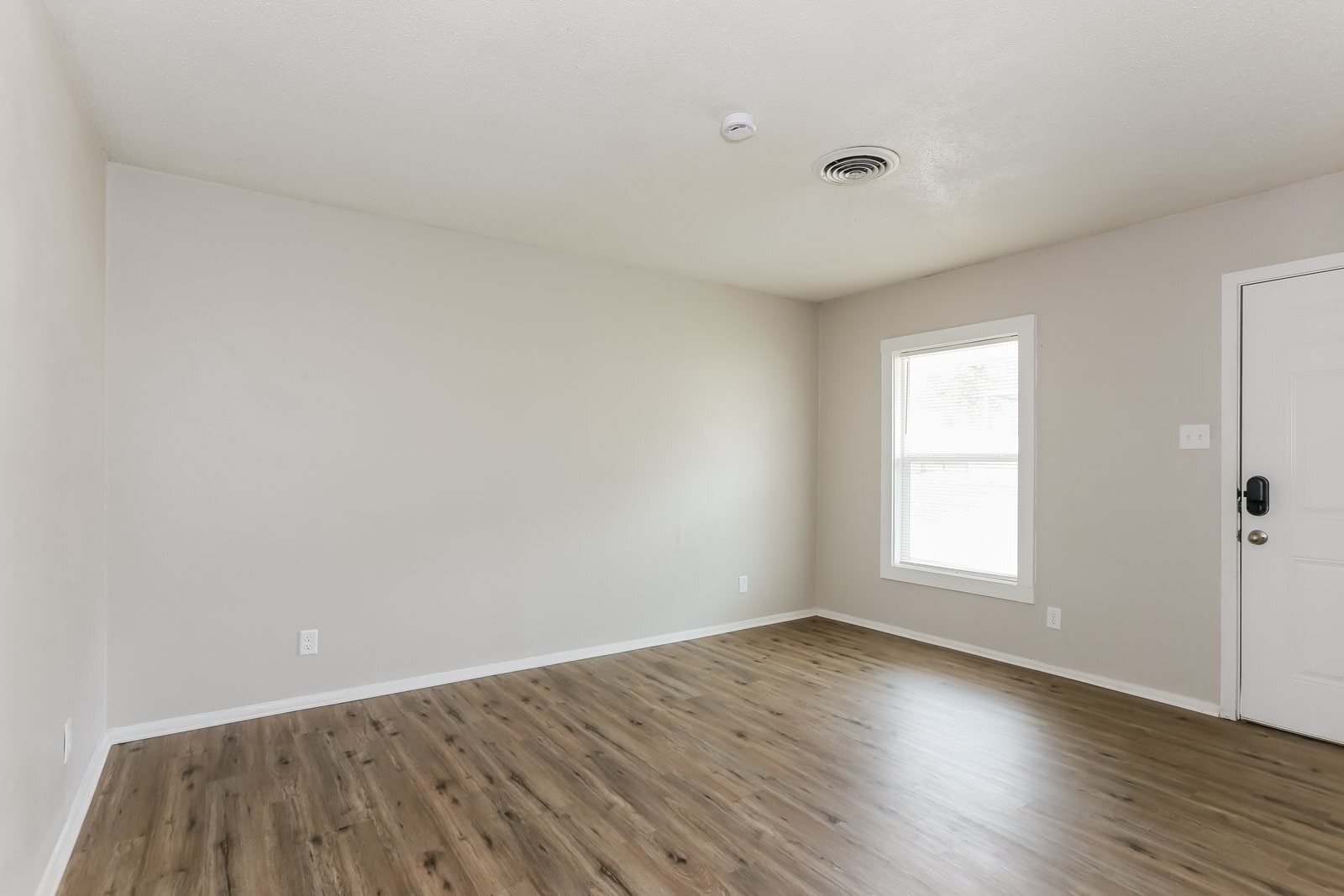 Building Photo - 922 W 54th St