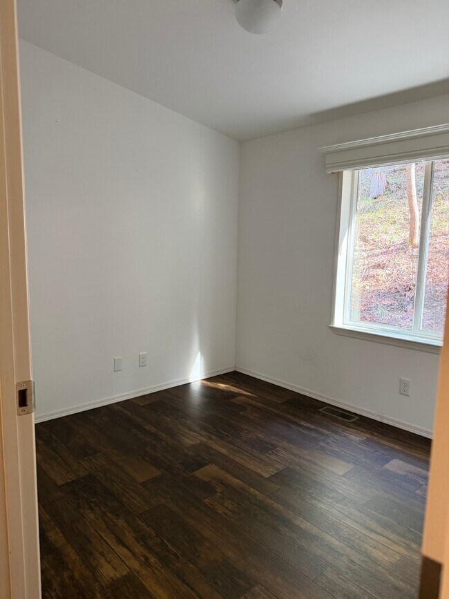 Building Photo - 13345 Pasquale Rd