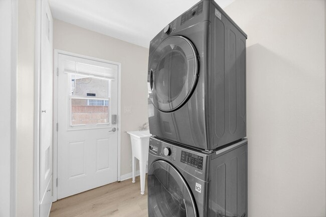 Building Photo - 3 Bedroom and 2 Bathroom Home – Close to C...