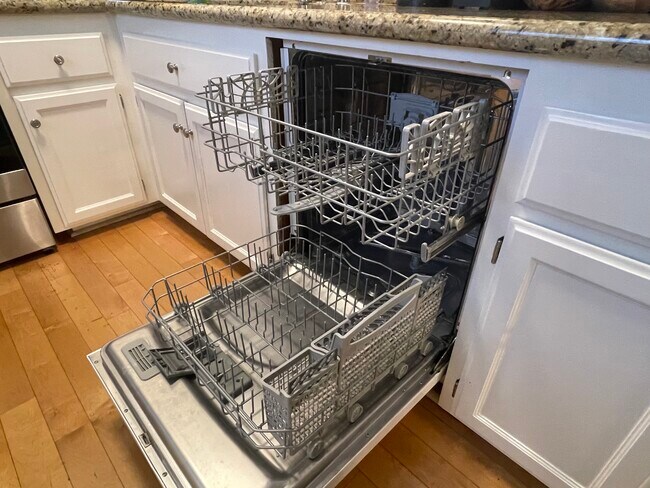 Full size dishwasher - 408 17th St