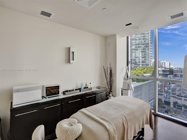 Building Photo - 900 Biscayne