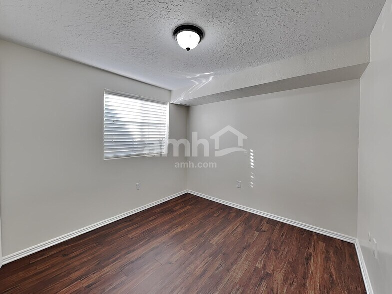 Building Photo - 1074 E 3250 N