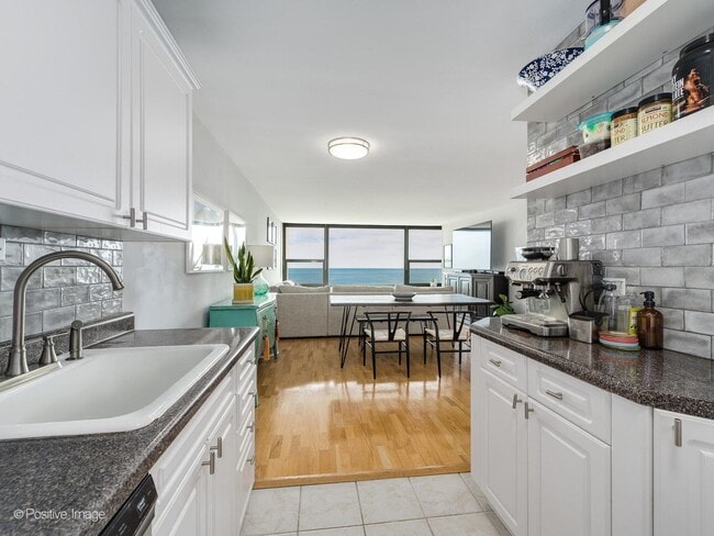 Building Photo - 1850 N Clark St