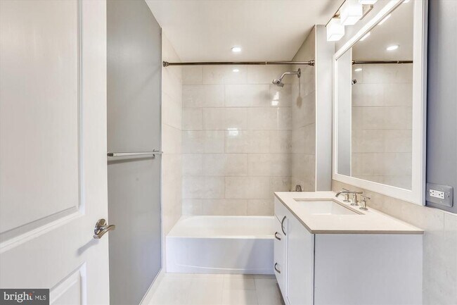 Building Photo - 4915 Hampden Ln