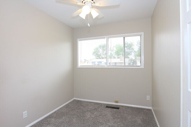 Building Photo - Three Bedroom Lafayette Home!