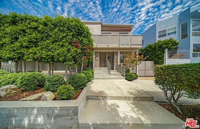 Building Photo - 726 W 37th St