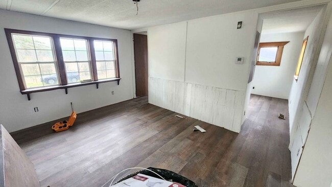 Building Photo - 3+ Bed Home Available with Garage