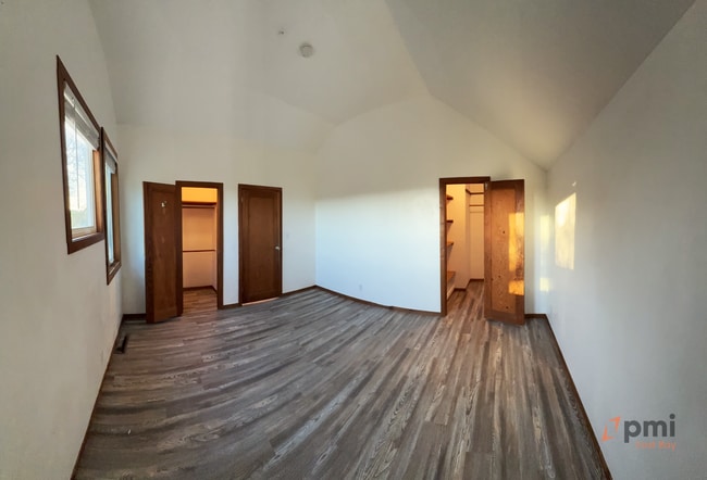 Building Photo - 4-Bedroom Residence in Martinez with Flexible Living Spaces