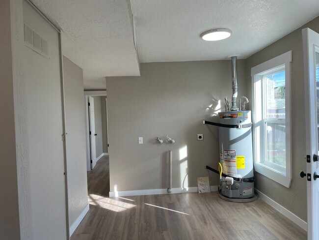 Building Photo - Newly Remodeled 2 Bedroom 1 Bathroom Home***A MUST SEE HOME***