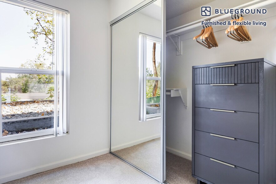 Building Photo - 10983 Bluffside Dr