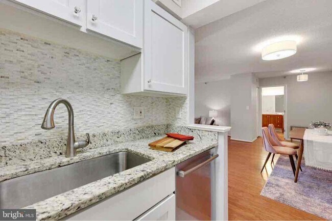 Building Photo - 900 N Stafford St