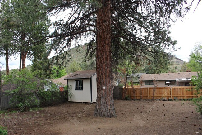 Building Photo - Historic Midtown Bend Gem with Detached St...