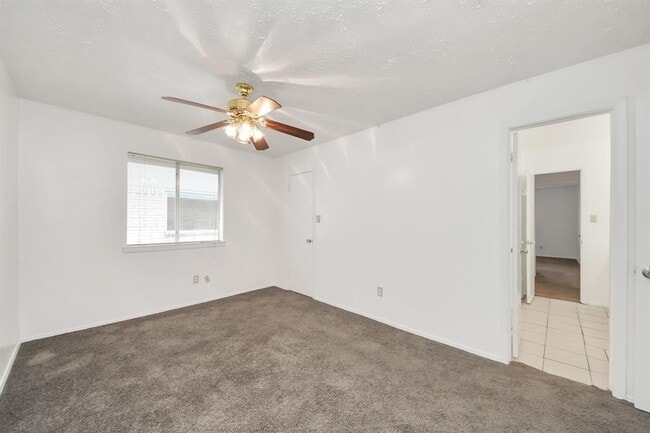 Building Photo - 13610 Piney Oaks Dr