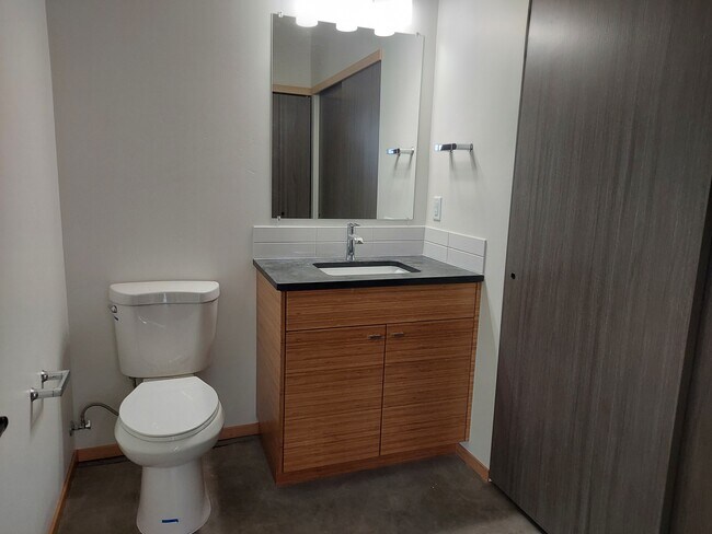 Building Photo - 608 E 7th Ave