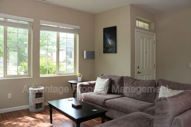 Building Photo - 2335 NW Laura Vis Dr