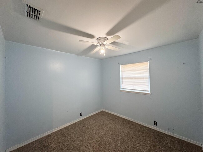 Building Photo - 1504 Red Fox Rd
