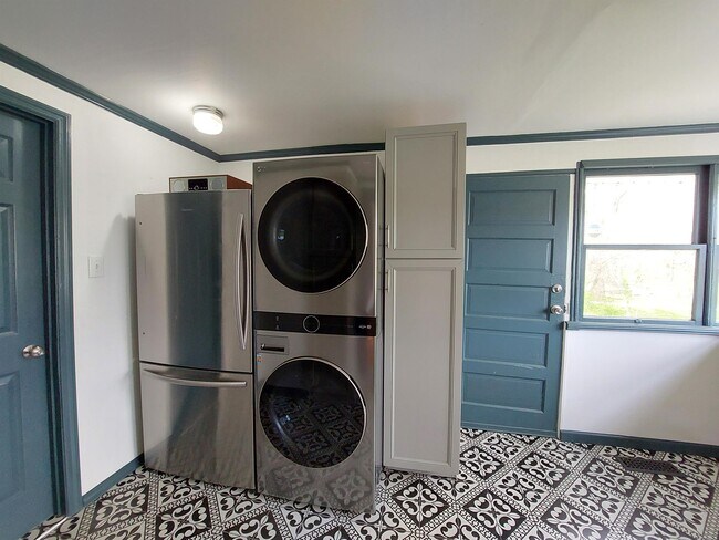 Building Photo - 203 Riverside Dr