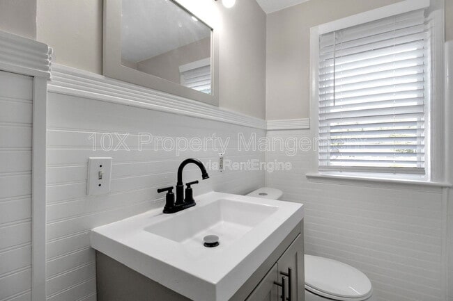 Building Photo - 1045 S James Rd