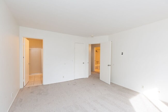 Building Photo - *** MUST SEE 2/2.5 TOWNHOME WITH TWO CAR G...