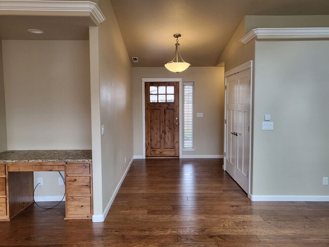 Building Photo - 3 bed 2 bath Single Family Home for Rent in Grants Pass