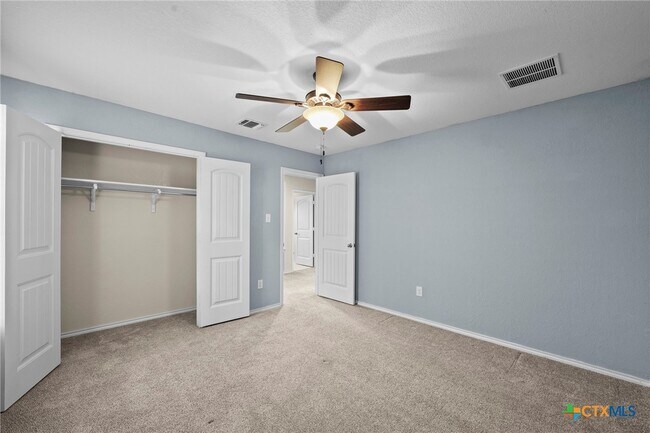 Building Photo - 220 Hinge Creek