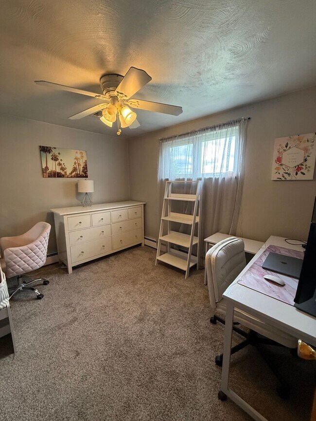 Building Photo - Move-In Ready 2BR Home on Quiet Residential Street in Baldwin/Whitehall!