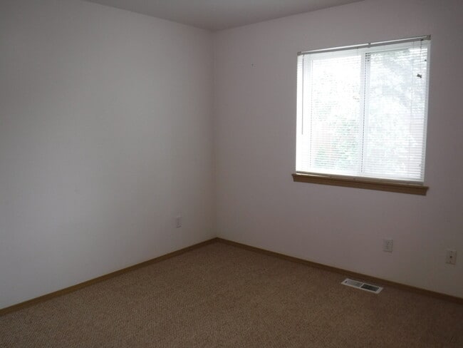 Building Photo - Townhouse with a private yard