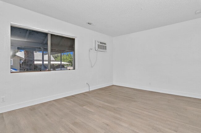 Building Photo - 1 bedroom 1 bathroom upstairs 4 plex unit available 05/18/2026