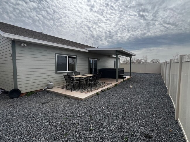 Building Photo - 3 bed/2 bath House with private Hot Tub