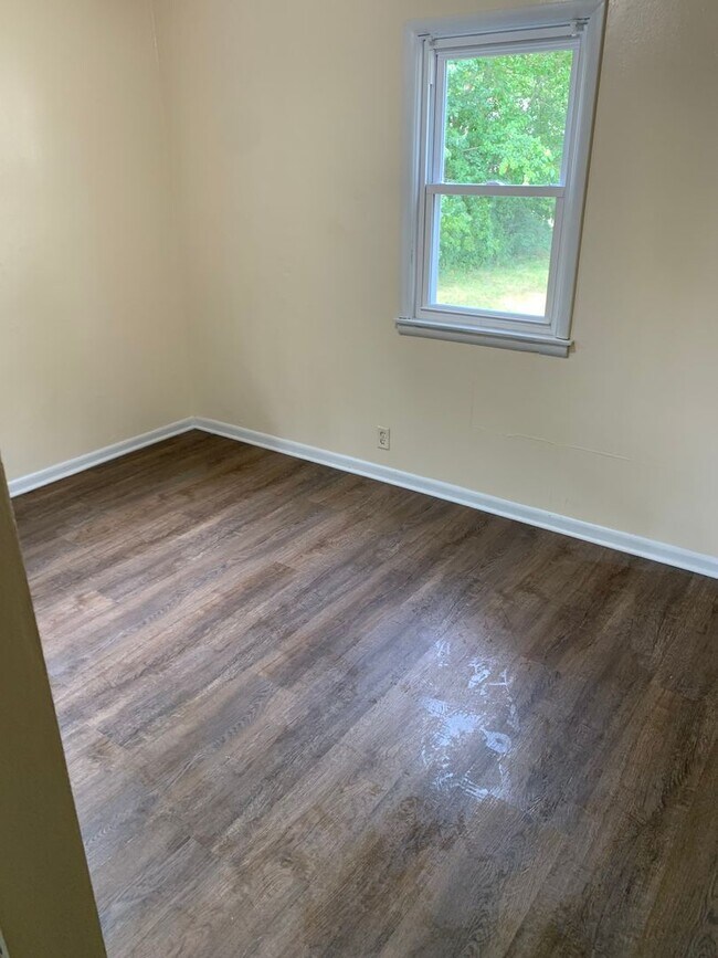 Building Photo - 3BR SINGLE FAMILY HOME WITH FULL BASEMENT,...