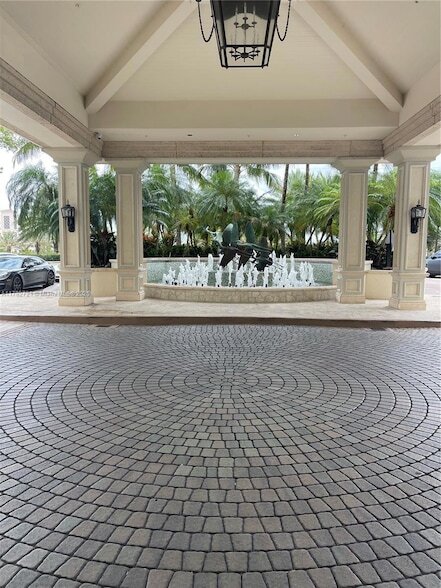 Building Photo - 16047 Collins Ave