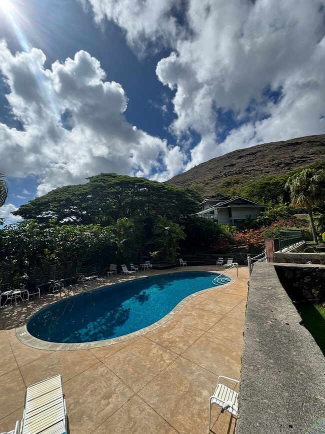 Building Photo - 3 BED, 2 BATH, 2 Parking with AC- Kalani I...