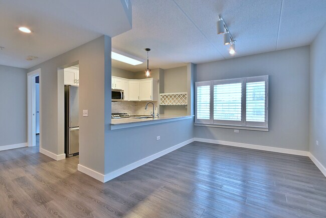 Building Photo - 210 N Addison Ave