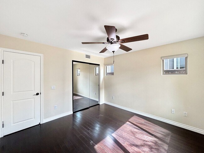 Building Photo - Stunning 4BD/3.5BA Townhouse in Pacific Be...
