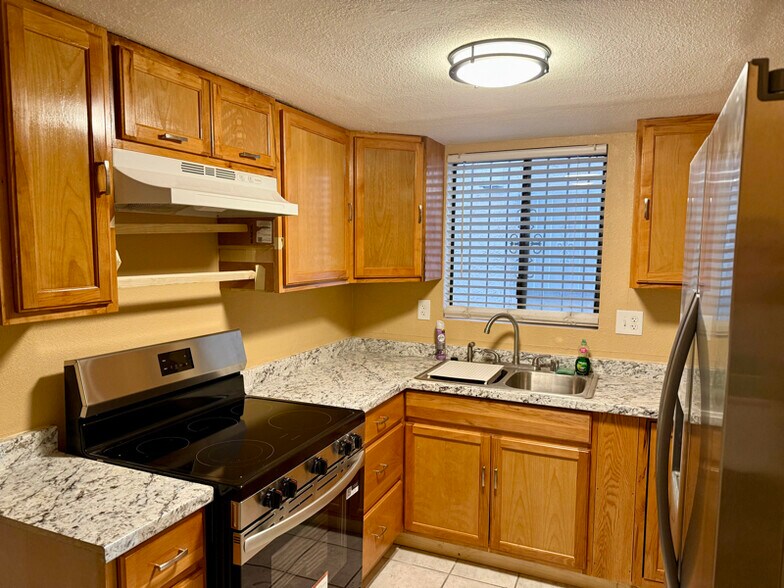 Building Photo - 1215 Coach Ln