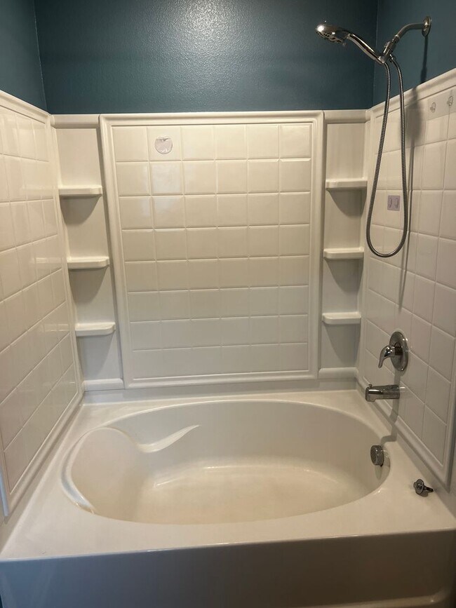 Building Photo - 4/2 centrally located!!