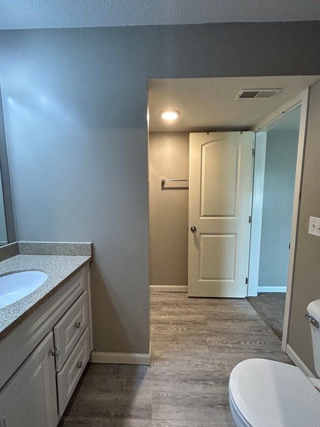 Building Photo - Spacious 4 Bedroom Duplex Near Village Pointe