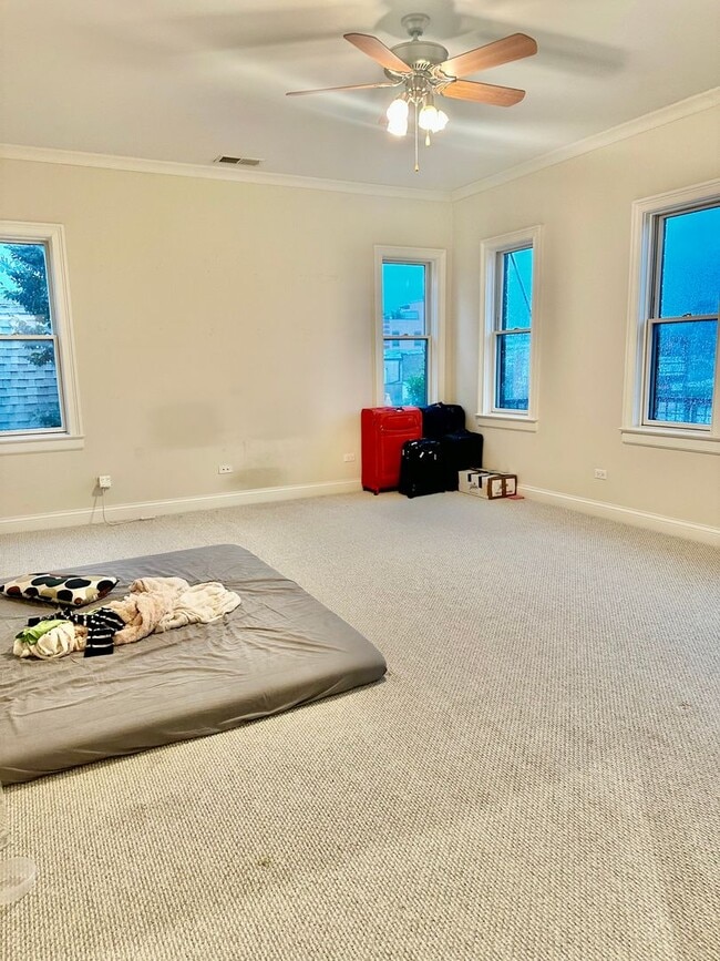 Building Photo - INCREDIBLE HUGE LUXURY CONDO LAKEVIEW/SOUT...