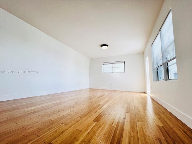 Building Photo - 960 Bay Dr